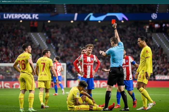 Momen Antoine Griezmann diganjar kartu merah langsung oleh wasit usai melakukan tendangan kungfu ke arah kepala Roberto Firmino.