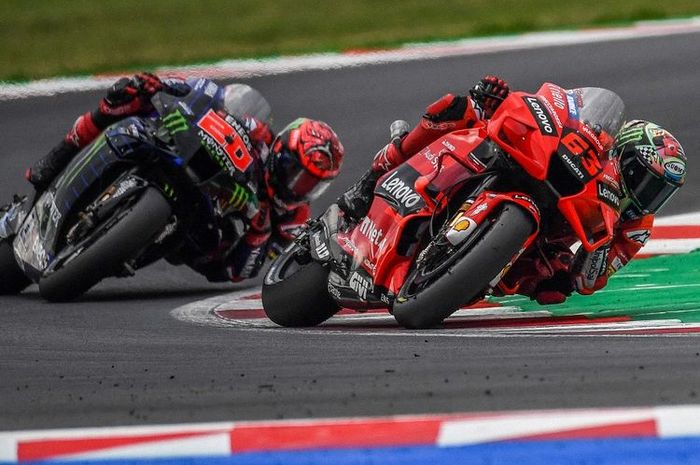 Fabio Quartararo (Monster Energy Yamaha) bersaing dengan Francesco Bagnaia (Ducati) pada MotoGP San Marino, 19 September 2021.(ANDREAS SOLARO) 