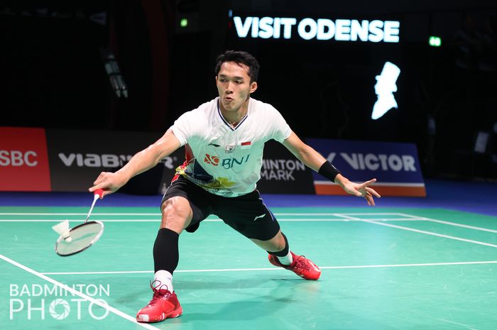 Pebulu tangkis tunggal putra Indonesia, Jonatan Christie, saat menjalani pertandingan melawan wakil India, Prannoy HS, pada babak kesatu Denmark Open 2021 di Odense Sports Park, Odense, Denmark, Rabu (20/10/2021).