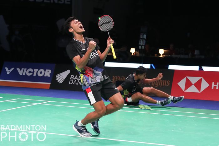 Selebrasi pasangang ganda putra Indonesia, Muhammad Shohibul Fikri/Bagas Maulana, setelah mengalahkan Marcus Fernaldi Gideon/Kevin Sanjaya Sukamuljo, pada babak kedua Denmark Open 2021 di Odense Sports Park, Odense, Denmark, 21 Oktober 2021.