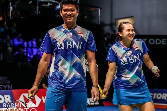 Pasangan ganda campuran Indonesia, Praveen Jordan/Melati Daeva Oktavianti, mengalahkan wakil Malaysia, Goh Soon Huat/Lai Shevon Jemie, pada babak kedua Denmark Open 2021 di Odense Sports Park, Odense, Denmark, 21 Oktober 2021.