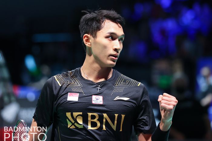 Pebulu tangkis tunggal putra, Jonatan Christie, mengalahkan wakil Jepang, Kanta Tsuneyama, pada babak kedua Denmark Open 2021 di Odense Sports Park, Odense, Denmark, 21 Oktober 2021.