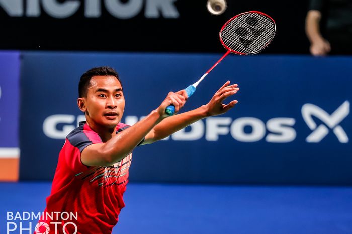 Aksi pebulu tangkis tunggal putra, Tommy Sugiarto, saat menghadapi wakil Prancis, Thomas Rouxel, pada babak kedua Denmark Open 2021 di Odense Sports Park, Odense, Denmark, 21 Oktober 2021.