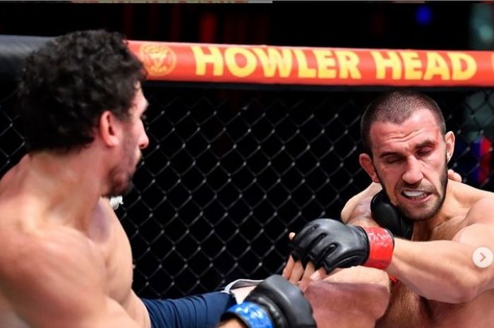 Aksi Armen Petrosyan (kiri) menendang lawannya Kaloyan Kolev (kanan) pada ajang pencarian bakat jagoan UFC, DWCS 44 (19/10/2021) waktu setempat.