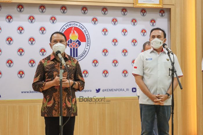 Menteri Pemuda dan Olahraga Republik Indonesia (Menpora RI), Zainudin Amali (kiri) dan Ketua Umum PSSI, Mochamad Iriawan (kanan) nampak sedang memberikan keterangan kepada awak media dalam jumpa persnya di Kemenpora, Jakarta, 22 Oktober 2021.