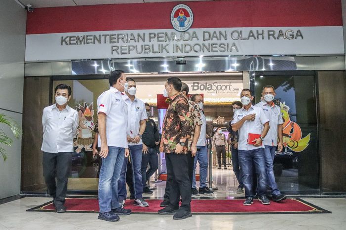 Ketua Umum PSSI, Mochamad Iriawan, beserta jajaran sedang menyambangi Kemenpora dan disambut Menteri Pemuda dan Olahraga Republik Indonesia, Zainudin Amali.