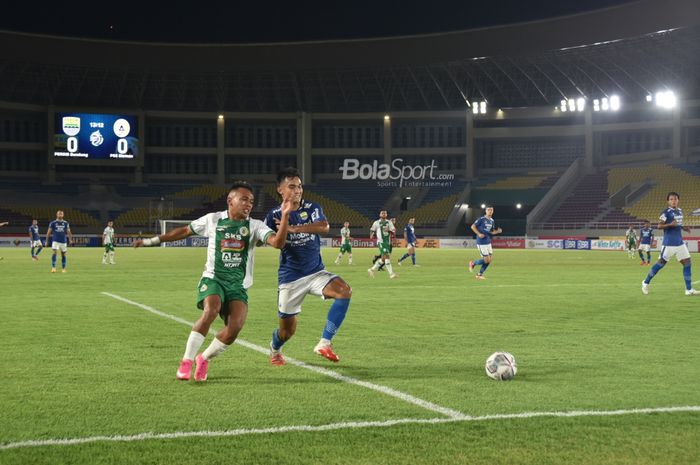 Suasana pertandingan Persib Bandung melawan PSS Sleman di Stadion Manahan, Solo, Jumat (22/10/2021).