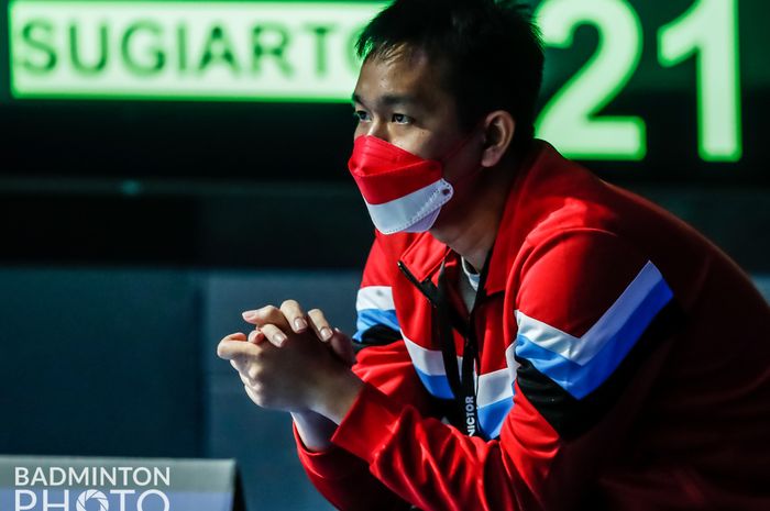 Pebulu tangkis ganda putra, Hendra Setiawan, mendampingi Tommy Sugiarto saat menghadapi wakil Prancis, Thomas Rouxel, pada babak kedua Denmark Open 2021 di Odense Sports Park, Odense, Denmark, 21 Oktober 2021.