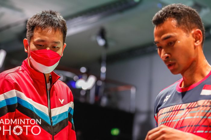 Momen ketika Tommy Sugiarto (kanan) mendapat arahan strategi dari Hendra Setiawan (kiri) saat bertanding di Denmark Open 2021.