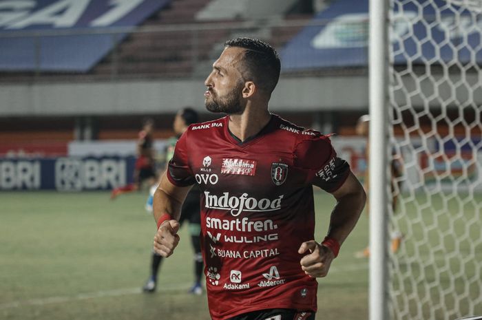 Ilija Spasojevic saat melakukan selebrasi setelah mencetak gol ke gawang Bhayangkara FC dalam laga pekan kedelapan Liga 1 2021/2022, di Stadion Maguwoharjo, Sleman, Yogyakarta, Sabtu (23/10/2021).