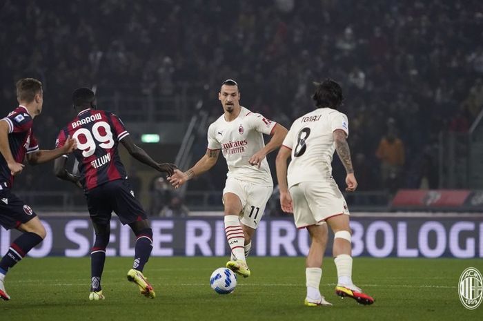 Aksi penyerang AC Milan, Zlatan Ibrahimovic, dalam laga melawan Bologna pada pekan kesembilan Liga Italia 2021-2022, Sabtu (23/10/2021).