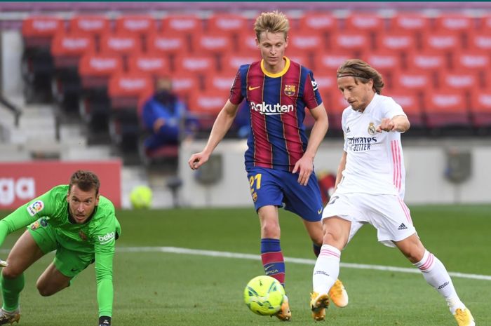 Momen Luka Modric mencetak gol ke gawang Barcelona pada laga el clasico musim 2020-2021.