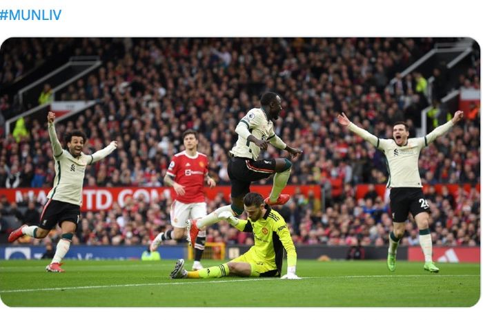 Pemain Liverpool, Naby Keita (tengah), merayakan golnya ke gawang Manchester United pada pertandingan di Old Trafford, Manchester, Inggris, Minggu (24/10/2021)