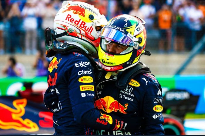 Dua pembalap Red Bull Racing, Max Verstappen (kiri) dan Sergio Perez (kanan) saling berpelukan setelah kualifikasi F1 GP Americas 2021 di Circuit of the Americas, Austin, Texas, Amerika Serikat, Sabtu (23/10/2021).