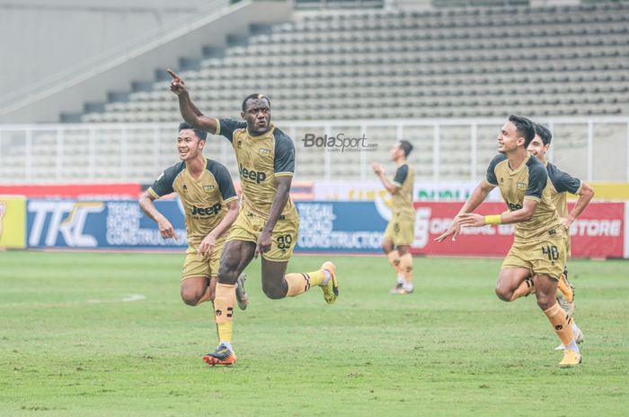 Herman Dzumafo merayakan golnya bersama sejumlah pemain Dewa United lainnya dalam laga pekan kelima Liga 2 2021 di Stadion Madya, Senayan, Jakarta, 25 Oktober 2021.