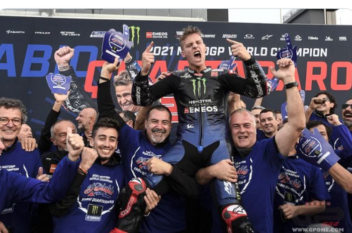 Pembalap Monster Energy Yamaha, Fabio Quartararo,  selebrasi bersama tim usai merebut gelar juara dunia MotoGP 2021 pada balapan seri ke-16  GP Emilia Romagna 2021 di Sirkuit Misano, Italia, MInggu (24/10/2021).