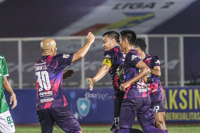 Tarik El Janaby (kiri) nampak menyambut Hamka Hamzah yang mencetak satu gol untuk RANS Cilegon FC dalam laga pekan kelima grup B Liga 2 2021 di Stadion Madya, Senayan, Jakarta, 26 Oktober 2021.