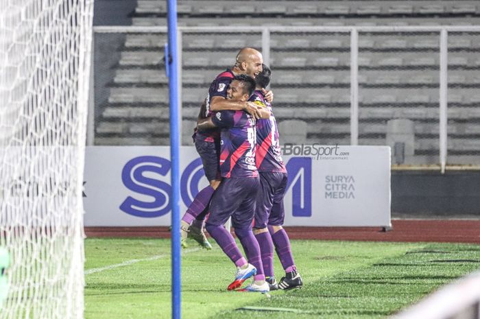 Tarik El Janaby (kiri) sedang ikut merayakan gol  RANS Cilegon FC yang diciptakan oleh Sirvi Arvani (tengah) dalam laga pekan kelima grup B Liga 2 2021 di Stadion Madya, Senayan, Jakarta, 26 Oktober 2021.