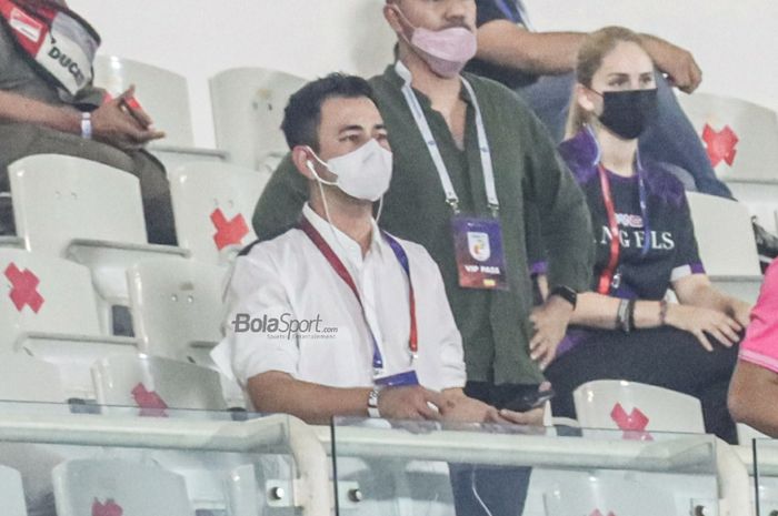 Chairman RANS Cilegon FC, Raffi Ahmad, nampak sedang memantau timnya dalam laga pekan kelima grup B Liga 2 2021 di Stadion Madya, Senayan, Jakarta, 26 Oktober 2021.