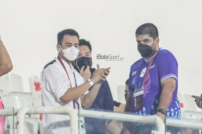 Chairman RANS Cilegon FC, Raffi Ahmad (kiri), nampak sedang memberikan semangat lewat tepuk tangan kepada timnya dalam laga pekan kelima grup B Liga 2 2021 di Stadion Madya, Senayan, Jakarta, 26 Oktober 2021.