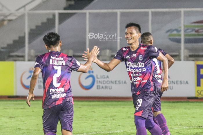 Pemain sayap kanan RANS Cilegon FC, Sirvi Arvani (kanan), nampak disambut rekannya seusai mencetak gol dalam laga pekan kelima grup B Liga 2 2021 di Stadion Madya, Senayan, Jakarta, 26 Oktober 2021.
