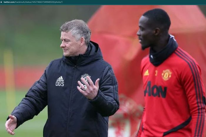 Ole Gunnar Solskjaer dan Eric Bailly dalam sesi latihan Manchester United.