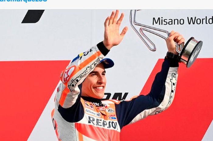 Pembalap Repsol Honda, Marc Marquez, di podium pertama usai balapan MotoGP Emilia Romagna 2021 di Sirkuit Misano, Italia, MInggu (24/10/2021).
