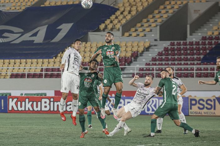 Pemain PSS Sleman, Eduardo Juninho, berusaha menanduk bola dalam laga kontra Bali United di Stadion Manahan, Solo, Rabu (27/10/2021).