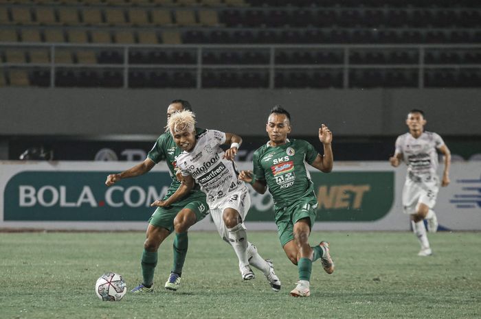 Pemain Bali United, Fahmi Al Ayyubi, mendapat kawalan ketat dari pemain PSS Sleman dalam laga pekan kesembilan Liga 1 2021 di Stadion Manahan, Solo, Rabu (27/10/2021).