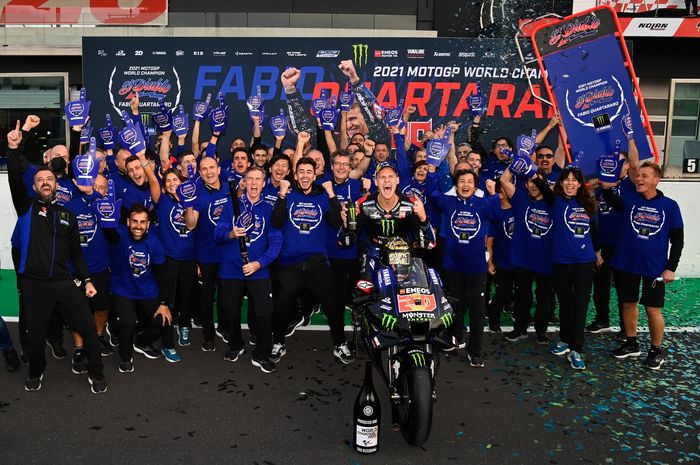 Pembalap Monster Energy Yamaha, Fabio Quartararo,  bersama tim berpose setelah memastikan diri sebagai Juara Dunia MotoGP 2021 seusai balapan MotoGP Emilia Romagna 2021 di Sirkuit Misano, Minggu (24/10/2021).