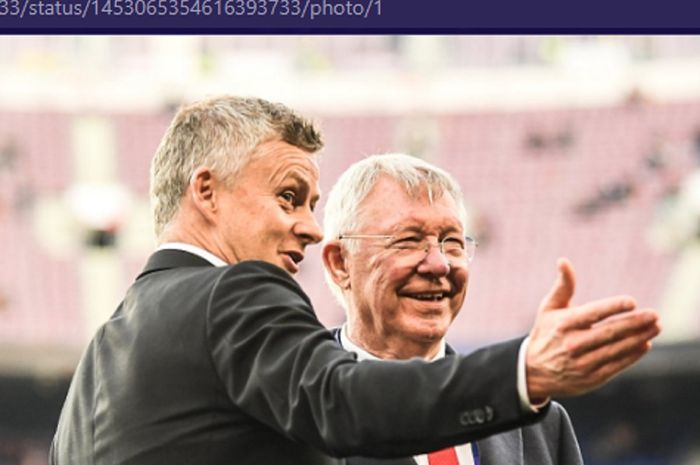 Ole Gunnar Solskjaer mendapatkan 'perlindungan' dari Sir Alex Ferguson di tengah nasibnya sebagai pelatih Manchester United yang berada di ujung tanduk. 