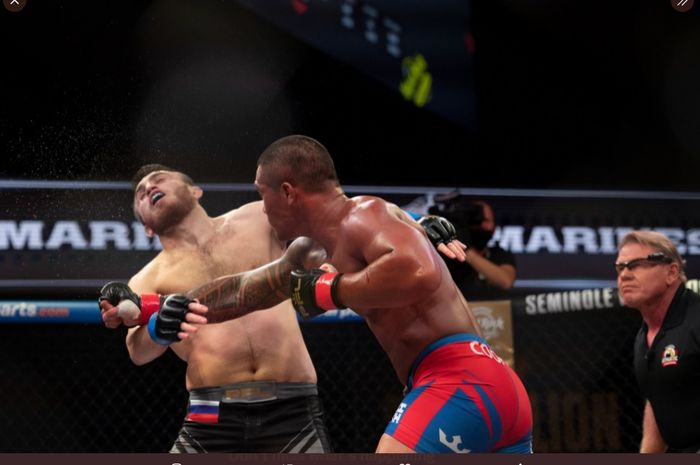 Momen murid Khabib Nurmagomedov, Magomed Magomedkerimov terkena pukulan telak Ray Cooper III pada PFL 10 (28/10/2021) waktu Indonesia.