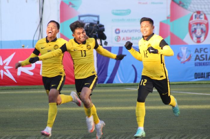 Striker Timnas U-23 Malaysia Nur Azfar Fikri Azhar (tengah) selebrasi seusai membobol gawang Mongolia dalam laga kedua Grup J Kualifikasi Piala Asia U-23 2022 di MFF Football Centre, Ulaanbaatar, Mongolia, Kamis (28/10/2021).