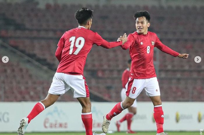 Witan Sulaeman (kanan) bermain sangat baik saat Timnas U-23 Indonesia menghadapi Australia dalam laga kedua Kualifikasi Piala Asia U-23 2022, Jumat (29/10/2021) malam WIB.