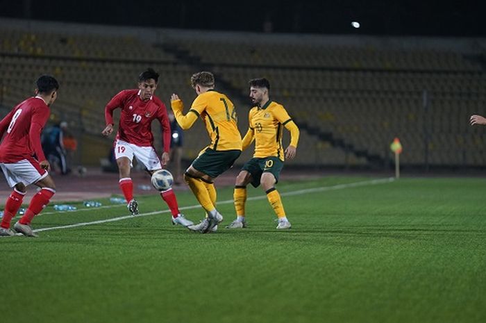 Pemain timnas U-23 Indonesia, Hanis Saghara, mendapat kawalan ketat dari para pemain Australia dalam Kualifikasi Piala Asia U-23 2022, Jumat (29/10/2021).