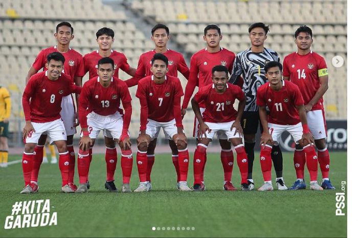 Timnas U-23 Indonesia berfoto sebelum menghadapi Australia dalam laga kedua Kualifikasi Piala Asia U-23 2022.