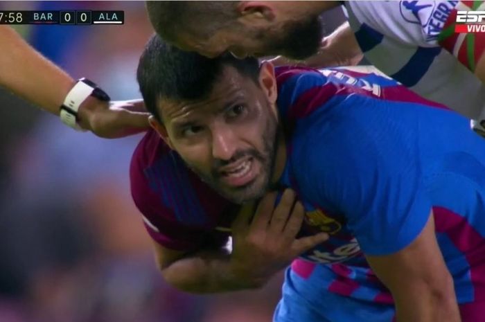 Sergio Aguero mengalami masalah pada dada dalam duel Barcelona vs Alaves di Liga Spanyol (30/10/2021).