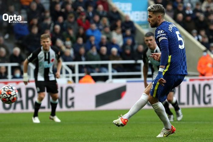 Gelandang Chelsea, Jorginho, mencetak gol penalti ke gawang Newcastle United di Stadion St. James' Park dalam laga pekan ke-10 Liga Inggris 2021-2022, Sabtu (30/10/2021). 