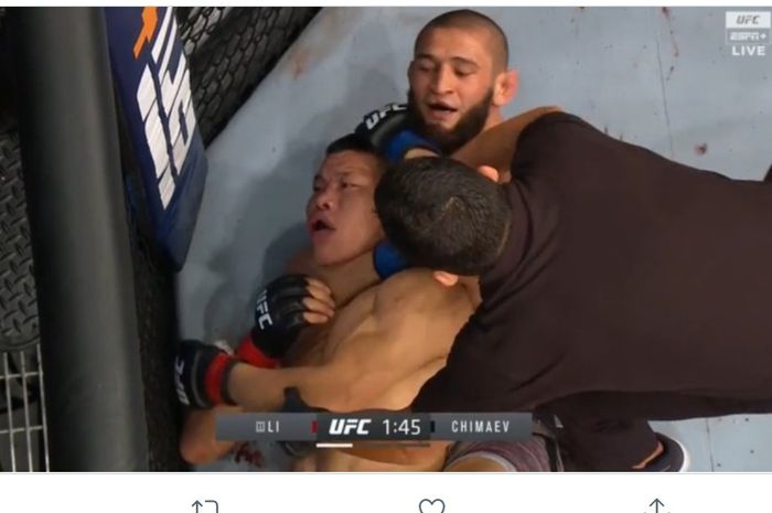 Khamzat Chimaev mencekik Li Jingliang di UFC 267, Sabtu (30/10/2021) di Abu Dhabi.