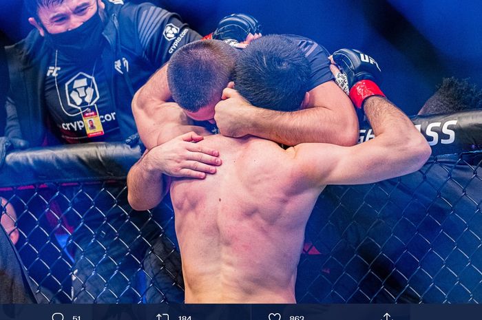 Momen Khabib Nurmagomedov memeluk Islam Makhachev yang berhasil menang atas Dan Hooker pada UFC 267 (30/10/2021).