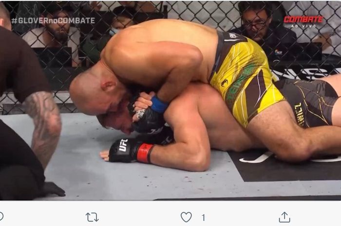 Glover Teixeira mencekik Jan Blachowicz untuk menjadi juara baru kelas berat ringan di UFC 267, Sabtu (30/10/2021) di Abu Dhabi.