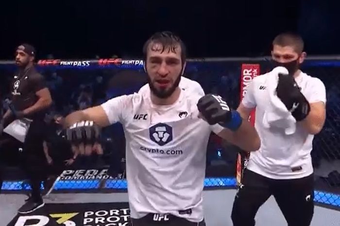 Didampingi Khabib Nurmagomedov, jagoan pembokong Conor McGregor, Zubaira Tukhugov, meraih kemenangan di UFC 267, Sabtu (30/10/2021) di Abu Dhabi.