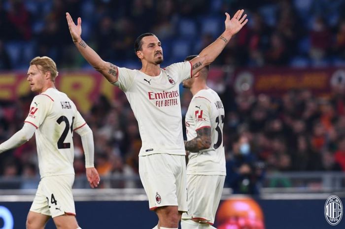 Zlatan Ibrahimovic memborong dua rekor dan berhasil membawa AC Milan menang dramatis atas AS Roma pada pekan ke-11 Liga Italia 2021-2022.