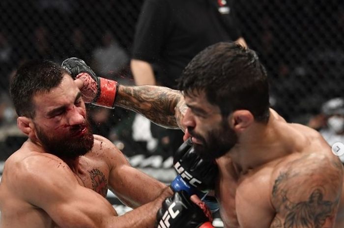 Momen duel Elizeu Zaleski dos Santos (kanan) vs Benoit Saint-Dennis pada UFC 267 (30/10/2021) yang kontroversial karena ulah wasit.