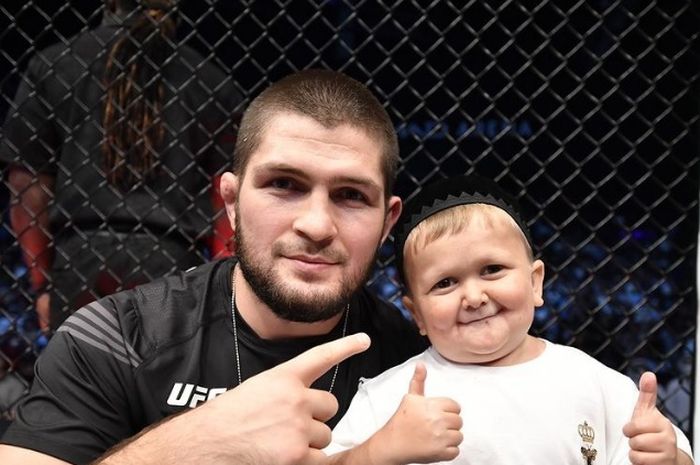 Eks jagoan, Khabib Nurmagomedov dan Hasbulla Magomedov (kanan) di sela-sela UFC 267 (30/10/2021).