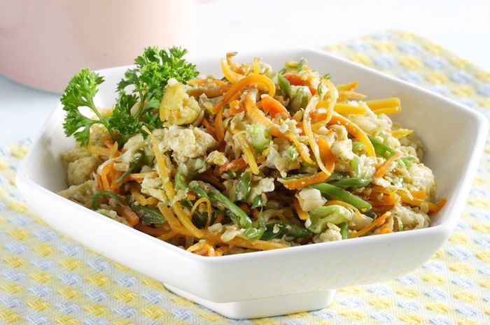 Orak arik buncis satset yang dihidangkan dalam piring kayu dengan sajian sederhana