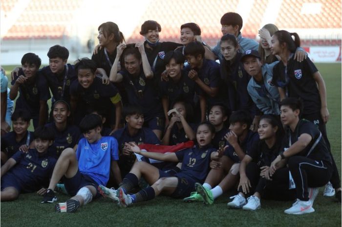 Para pemain timnas wanita Thailand lolos ke Piala Asia Wanita 2022 dan berada satu grup dengan Indonesia, Filipina, dan Australia.