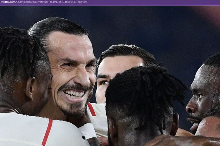 Striker AC Milan, Zlatan Ibrahimovic, merayakan gol ke gawang AS Roma dalam laga Liga Italia di Stadion Olimpico, Minggu (31/10/2021).