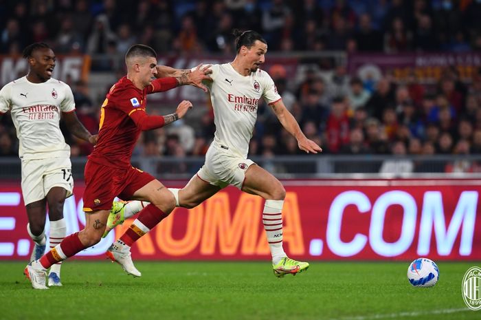 Zlatan Ibrahimovic menemukan momen menembak dalam laga AS Roma kontra AC Milan pekan ke-11 Liga Italia 2021-2022.
