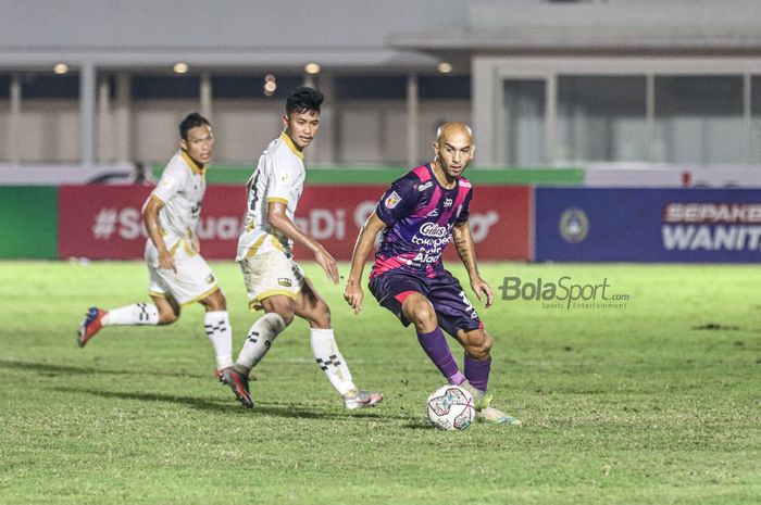 Gelandang RANS Cilegon FC, Tarik El Janaby (kanan), sedang menguasai bola dan dibayangi pemain Dewa United, Resky Fandi (kiri), dalam laga pekan keenam Liga 2 2021 di Stadion Madya, Senayan, Jakarta, 2 November 2021.